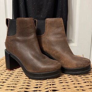 Slip on Sorel Brown Heeled Ankle Boots size 7 fit more like a 6.